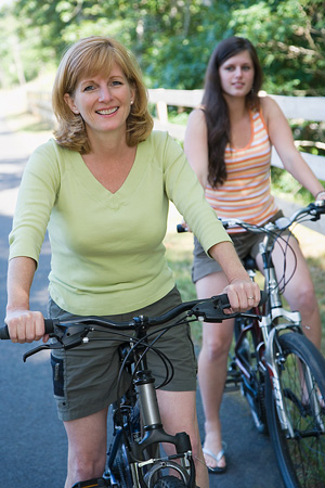 deux femmes qui font du vélo et sont heureuses