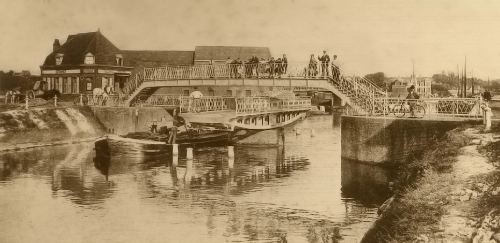 Le pont sur le canal de Neufossé construit par Vauban, on y voit un bateau passant en dessous