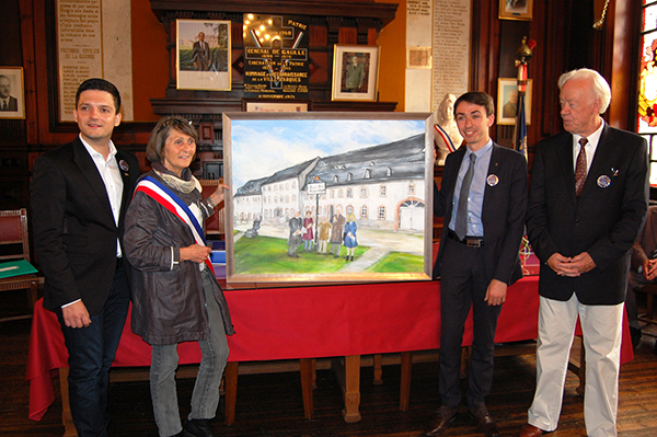 photo du maire avec les invités devant un tableau d'autrefois